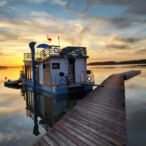 斯拉瓦Houseboat Izabela的船停靠在水面上的码头