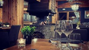 圣费朗索瓦-隆尚拉佩勒里酒店的餐厅内一张桌子、酒杯和壁炉