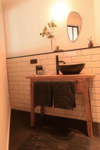 奥德海文利B&B Miranoza的一间带木制水槽和镜子的浴室