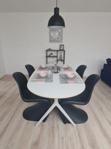 莫尔Rent & Relax的客房内的一张带黑椅子的白色桌子