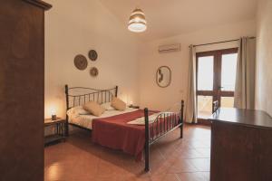 弗卢米尼马焦雷Anima Hotel Sardinia的一间带床的卧室,位于带窗户的房间内