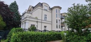 施特拉尔松德Ferienwohnung in Villa的前面有 ⁇ 形的白色大房子