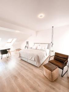 兰什克龙Penzion Jakub的白色卧室配有床和椅子