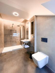 兰什克龙Penzion Jakub的浴室配有卫生间、浴缸和水槽。