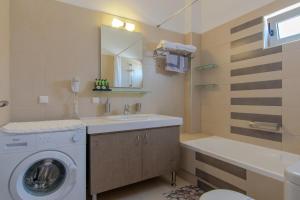 阿德里安诺斯坎波斯Yanni's Villas的一间带洗衣机和水槽的浴室