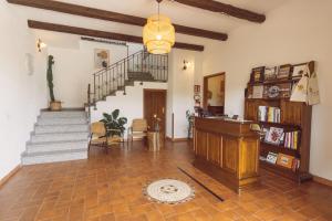 弗卢米尼马焦雷Anima Hotel Sardinia的一间带楼梯和书架的客厅