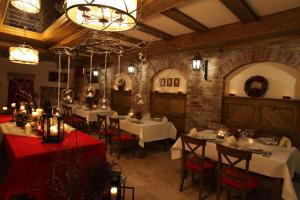 威赫罗伏Dworek Rajska Góra的餐厅配有白色的桌椅和吊灯