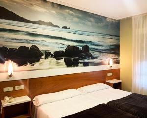 O Pino 贝洛酒店的一间卧室,配有一幅大幅海洋画