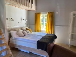 Skirö沃丽碧庄园酒店的一间卧室设有床和黄色窗帘的窗户