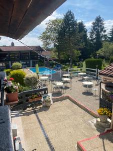 伊图普斯维伊菲尔姆酒店的一个带桌椅的庭院和一个游泳池