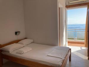 波罗斯Hotel Galini的一间卧室设有一张床和一个大窗户