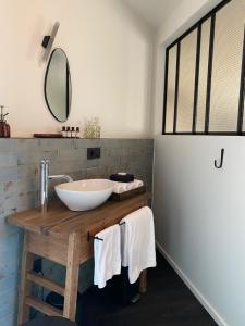 奥德海文利B&B Miranoza的一间带水槽和镜子的浴室