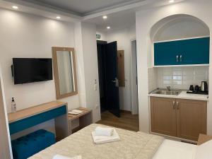 普利瑙港湾Hotel Medusa的厨房配有蓝色橱柜和水槽