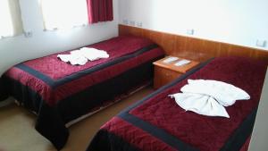 Bogazkale巴伊卡尔酒店的两张位于酒店客房的床,配有毛巾
