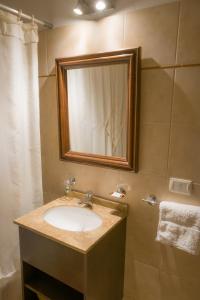 科尔多瓦Departamento del Boulevard的一间带水槽和镜子的浴室