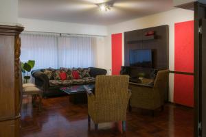 科尔多瓦Departamento del Boulevard的客厅配有沙发和桌子