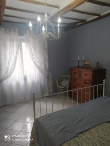 San Lorenzo NuovoAlloggio turistico Amalasunta的一间卧室配有一张床、一个梳妆台和一扇窗户。