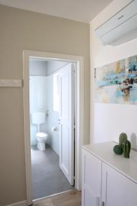 图里Dante 2 B&B的浴室配有白色卫生间和盥洗盆。