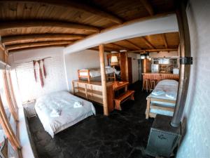 圣地亚哥Lodge en Farellones的一间卧室配有两张床和一张桌子。