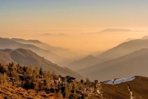 圣地亚哥Lodge en Farellones的享有山谷的背景山景。