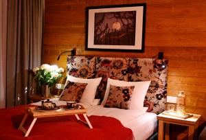 库多瓦-兹德鲁伊Apartamenty u Harrego BOUTIQUE SPA的卧室配有一张带红色毯子的白色床
