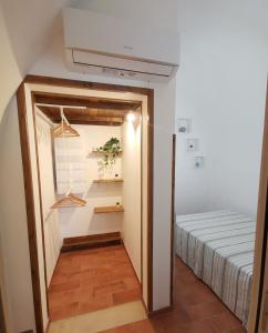 梅萨涅The 'Ferdinando' refuge的走廊上,房间内设有一张床
