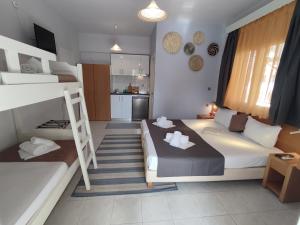 斯塔夫罗斯Villa Riviera的一间带两张双层床的卧室和一间厨房