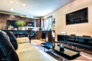 Townhouse With Free Shuttle To Tremblant Resort的电视和/或娱乐中心