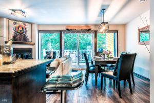 Townhouse With Free Shuttle To Tremblant Resort的休息区