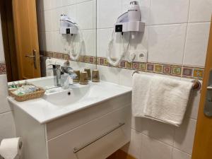 波尔托辛Portosín -Suites的白色的浴室设有水槽和镜子