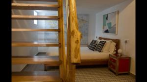 科尼尔-德拉弗龙特拉城外旅馆的一间卧室设有双层床和楼梯。