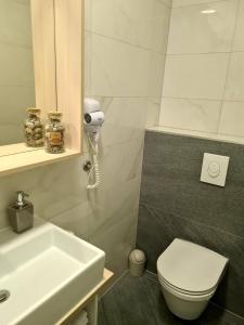 斯拉沃尼亚布罗德BoNiToS, SOBE-ROOMS的浴室配有白色卫生间和盥洗盆。
