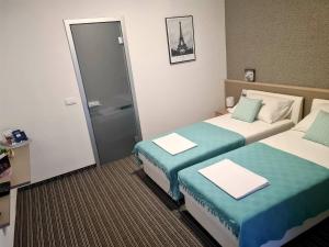 斯拉沃尼亚布罗德BoNiToS, SOBE-ROOMS的酒店客房带两张床和一间浴室