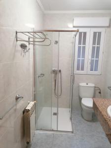 皮苏埃加河畔塞尔韦拉Albergue Cervera de Pisuerga的带淋浴和卫生间的浴室