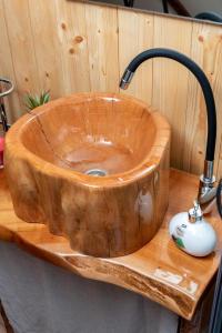 MartinaGlamping Bellamia的浴室内装有带水龙头的木制水槽