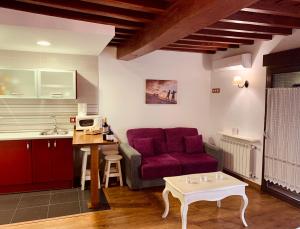 巴尼奥斯德蒙特迈奥尔Casa tio Basilio的客厅配有红色的沙发和桌子