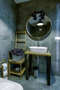 姆拉哥沃Krzywe Zwierciadło的一间带水槽和镜子的浴室