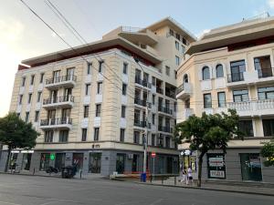第比利斯Melikishvili str. apartment的一条城市街道上的白色大建筑