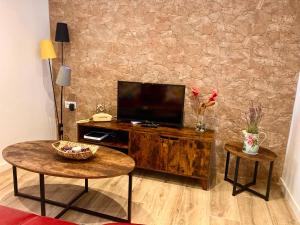 阿拉色那Casa Mercedes y Pepe的客厅设有电视,位于木制娱乐中心