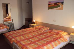 博内夫斯库罗纳餐厅酒店的酒店客房,配有一张带铺着地毯的床