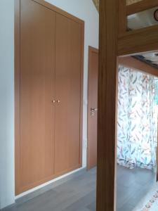 塞尔唐Hostel Sertã的一间卧室设有木制橱柜和窗户。