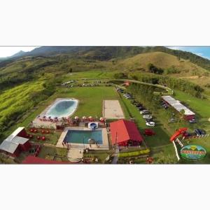 拉夫里尼亚斯Pousada e Restaurante Village Mantovani的享有带游泳池的度假村的空中景致