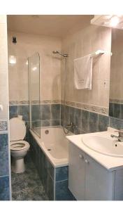 卡布尔Appartement avec piscine, 100m plage et hypercentre的浴室配有卫生间、浴缸和水槽。