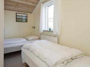 Årøsund12 person holiday home in Haderslev的带窗户的客房内的两张床