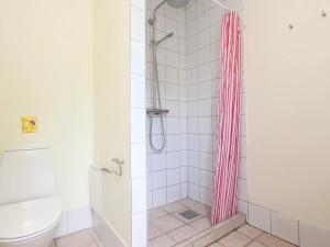 Årøsund12 person holiday home in Haderslev的一间带红色条纹淋浴帘的淋浴的浴室