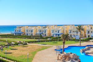 拉斯苏德尔2 bedroom challet with private garden at Riviera beach resort Ras Sudr,Families only的相册照片
