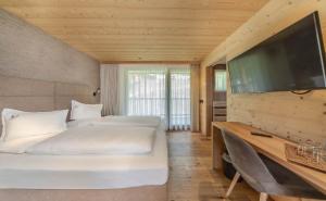 科尔福索自然三角洲酒店 的一间卧室配有两张床和一台平面电视