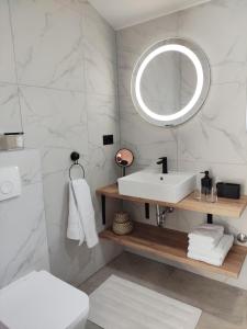 GaricaLazy 8 Villa的浴室设有白色水槽和镜子