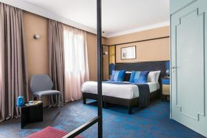尼斯希佳乐酒店的酒店客房,配有床和镜子