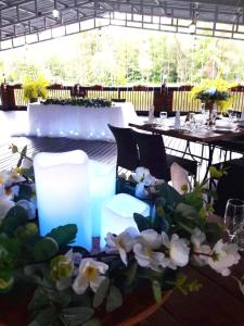 OkhtyrkaКотедж-парк Славна的一张桌子上放着两根蜡烛和白色的花朵